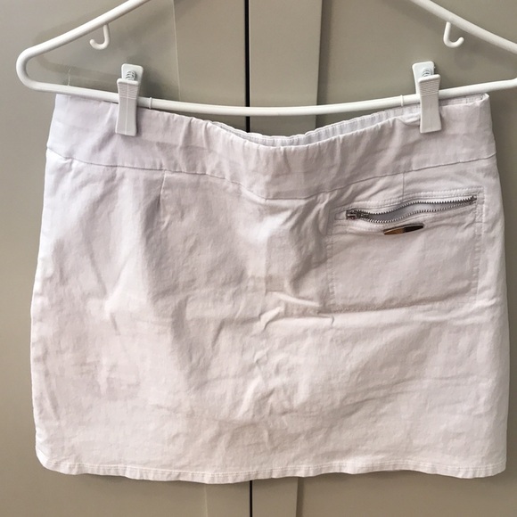 White Skort Size 8 EC from a SFPF home. - Picture 6 of 8